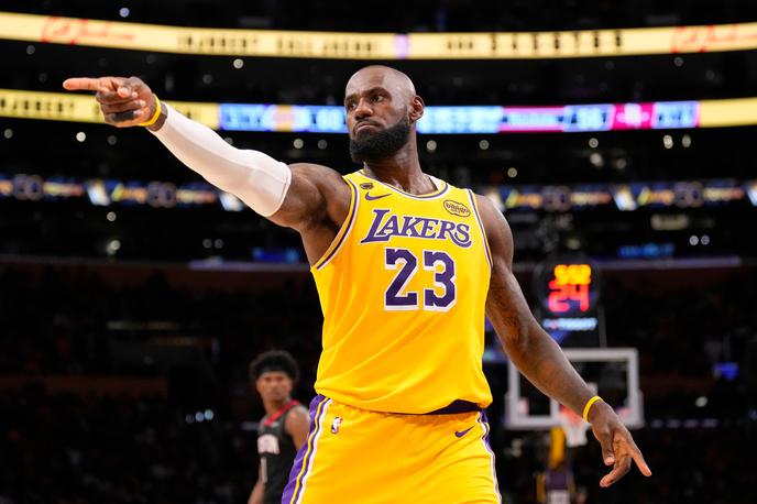 LeBron James | LeBron James je izpostavil kolektivno moč Jezernikov, ki so stopili skupaj in nadoknadili izostanek dveh najboljših strelcev. Postal je najstarejši košarkar, ki je v končnici lige NBA na eni tekmi dosegel najmanj deset asistenc. | Foto Guliverimage