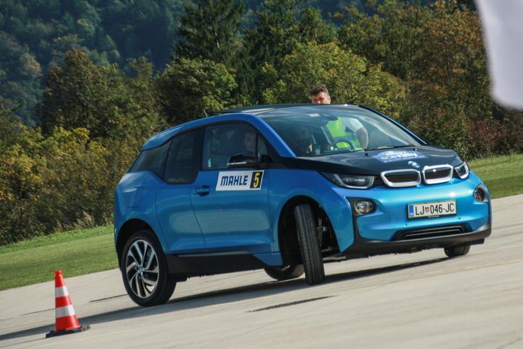 Eko reli električni avtomobili BMW je letos do konca avgusta v Sloveniji prodal 63 modelov i3. Testni modeli so na voljo v treh namenskih salonih za njihov električnin program. | Foto: Miloš Ferfolja