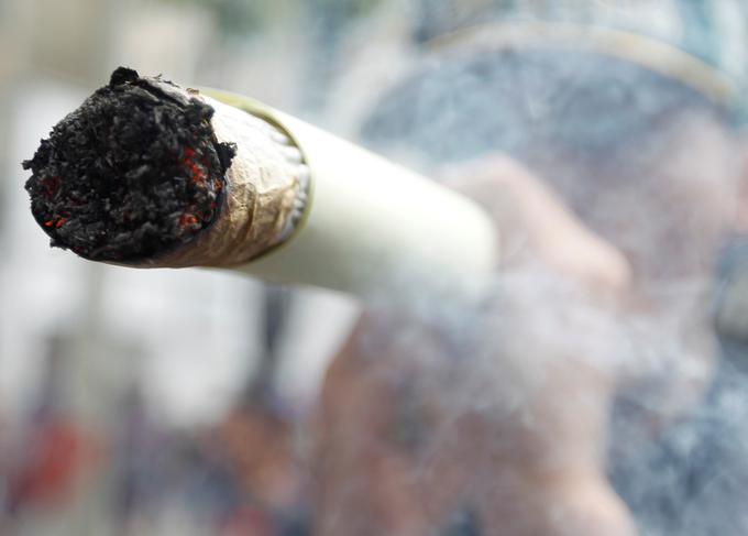 Posebno velika cigareta z marihuano na festivalu v Kolumbiji. | Foto: Reuters