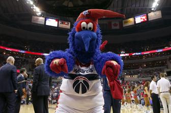 Jaxson Hayes porinil maskoto Wizardsov, NBA ga je suspendirala #video