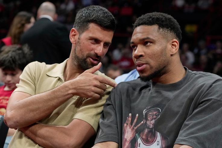 Tekmo Olympiacosa sta si iz prve vrste ogledala Novak Đoković in Giannis Antetokounmpo. | Foto: Guliverimage