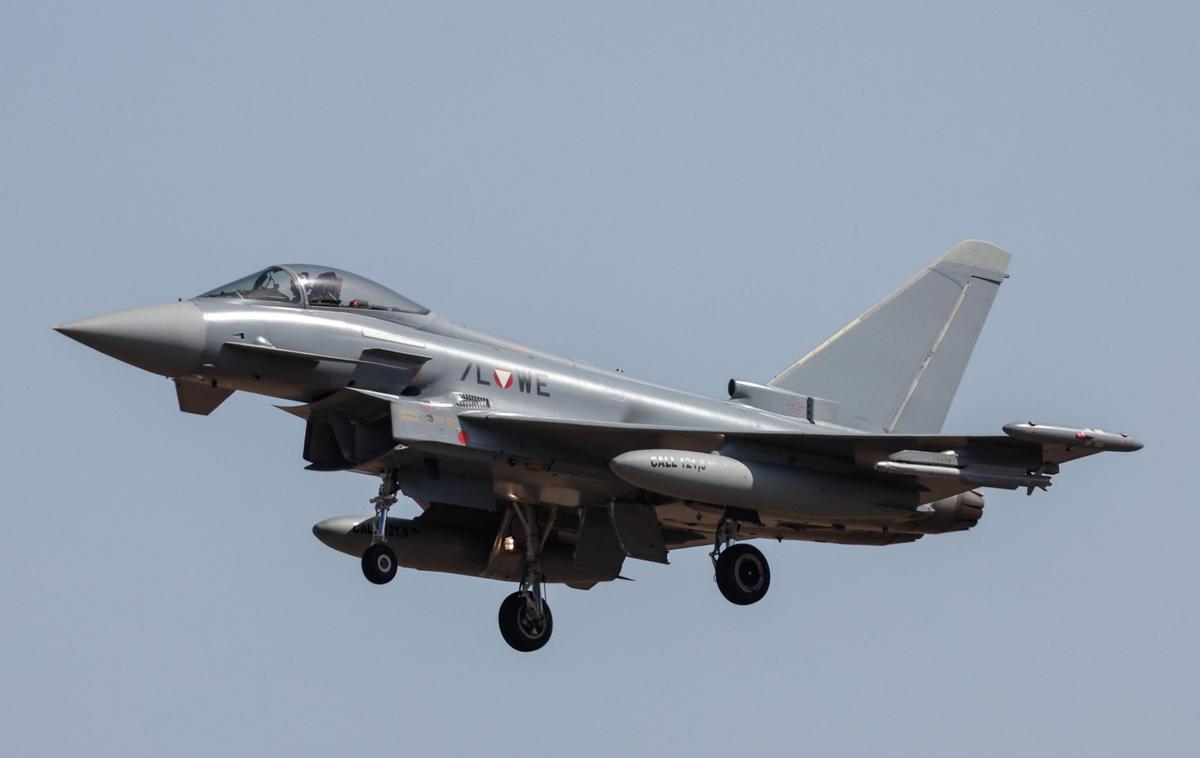 Eurofighter | "Če bo ruski predsednik Vladimir Putin preizkušal naše meje, bodisi na Poljskem, v Estoniji ali drugje, se bomo odzvali odločno, hitro in učinkovito," je še dejal nemški obrambni minister Boris Pistorius. Po navedbah ministrstva bodo bojni letali na Poljsko napotili med decembrom in marcem. | Foto STA
