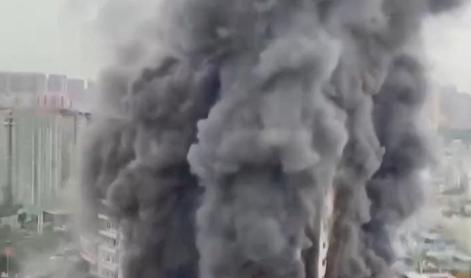 Ogromen požar zajel nakupovalno središče na Kitajskem: število žrtev narašča #video