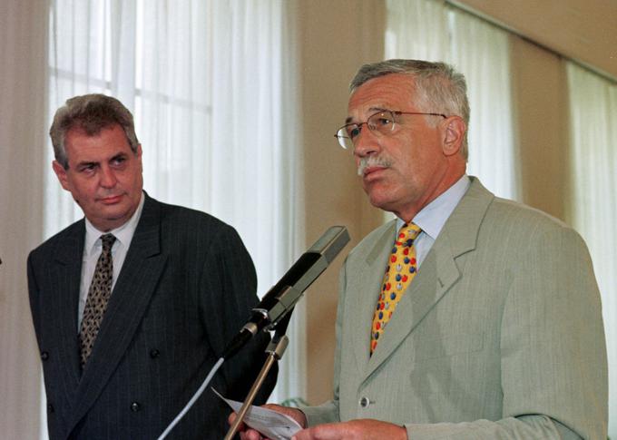 V prvih letih prehoda iz socializma v tržno gospodarstvo je bil češki premier protržno usmerjeni Vaclav Klaus (desno). Leta 1998 ga je na čelu vlade zamenjal socialdemokrat Miloš Zeman (levo). Od leta 1998 naprej so Češki večinoma vladali socialdemokratski premierji, razen v obdobju med letoma 2006 do 2010 (češki socialdemokrati niso preimenovani nekdanji komunisti, ampak so bili ustanovljeni po žametni revoluciji leta 1989). | Foto: Reuters