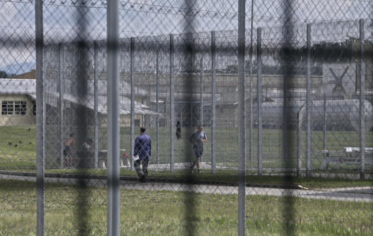 Dob, zapor na Dobu | Izdajo odloka o zaostrenih razmerah v zaporih vladi omogoča že veljavna novela zakona o izvrševanju kazenskih sankcij.  | Foto Matjaž Rušt