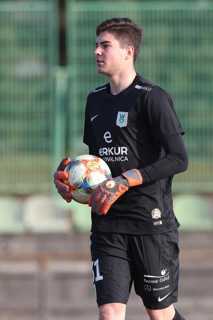 Pri Olimpiji je kot golobradi mladenič dobival priložnost le na prijateljskih tekmah, enkrat pa je branil še v pokalu, a doživel boleč izpad proti Rudarju. | Foto: Aleš Fevžer
