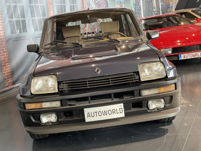 Renault 5 turbo s sredinsko postavljenim motorjem. Bil je homologacijski avtomobil za Renaultov dirkalnik za reli skupine B. | Foto: Gregor Pavšič