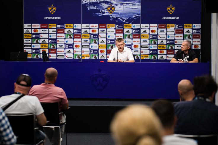 Lokalni novinarji so nejevoljni zaradi poraza deset minut vrtali v Karanovića. | Foto: Grega Valančič/Sportida