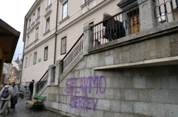 Nestrpni grafiti na ljubljanski frančiškanski cerkvi #foto