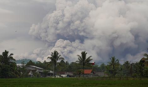 V Indoneziji izbruhnil vulkan #video