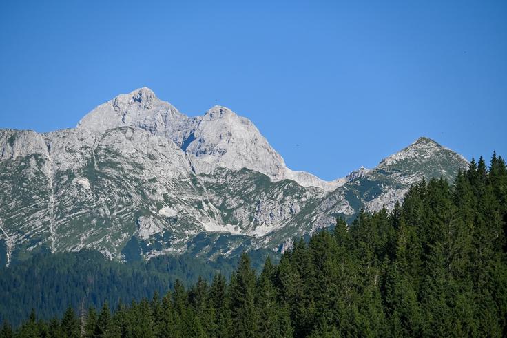 Desno Veliki Draški vrh, levo Tosc, za njima pa Triglav in Kredarica | Foto: Matej Podgoršek