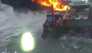 Na naftni ploščadi v Kaspijskem morju izbruhnil požar, 29 delavcev pogrešanih (video)