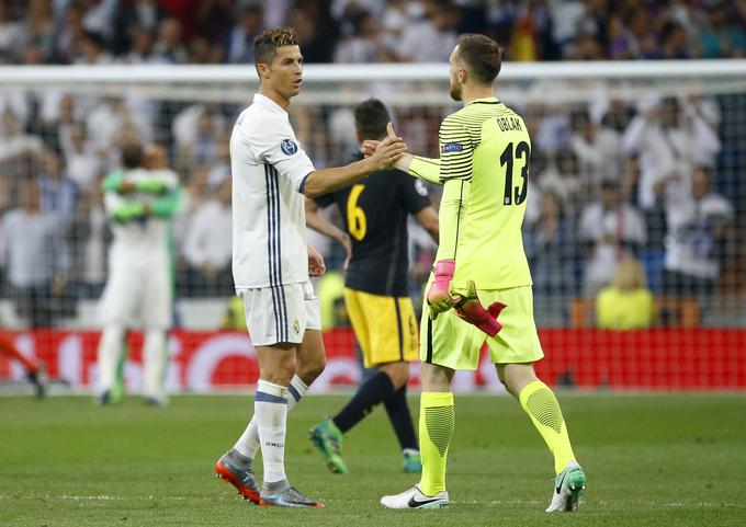 Cristiano Ronaldo in Jan Oblak se bosta pomerila v velikem madridskem derbiju 18. novembra. | Foto: Reuters