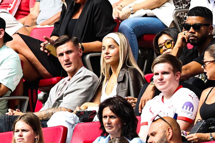 Benjamin Šeško, Anita Vidović | Benjamin Šeško in Anita Vidović sta par že nekaj let. Nogometaševa pet let starejša izbranka se redno udeležuje njegovih tekem in ga podpira. Tako utegne biti tudi v prihodnje. | Foto Guliverimage
