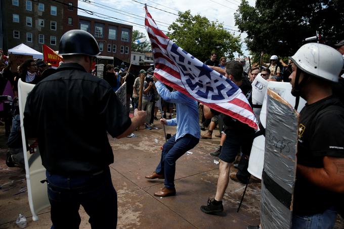 V času Trumpovega predsednikovanja je prišlo v mestu Charlottesville v ameriški zvezni državi Virginii do zborovanja radikalno desnih skupin, ki so nasprotovale odstranitvi spomenika generala ameriške konfederacije Roberta E. Leeja. Prišlo je do protishodov. V enega od njih je zapeljal z avtomobilom privrženec radikalne desnice in do smrti povozil protestnico, več protestnikov pa ranil. Trumpa so grajali, ker je dejal, da so bili na protestih v Charlottesvillu na obeh straneh dobri ljudje. | Foto: Reuters