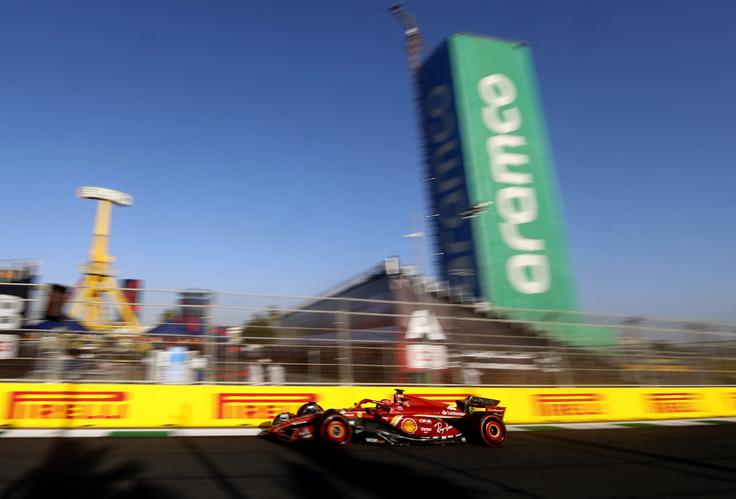 Charles Leclerc je svoj najhitrejši krog prvega treninga odpeljal z vrečko, zataknjeno na vpetje pnevmatik. | Foto: Reuters