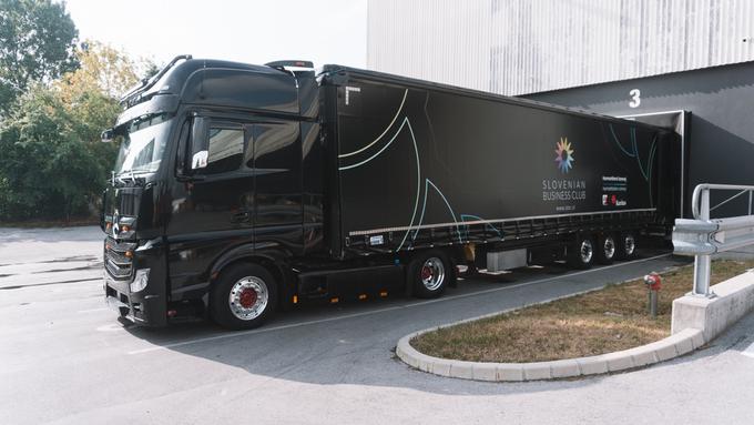 S pomočjo so napolnili dva tovornjaka, ki bosta v tamkajšnji glavni zbirni center dostavila za sto tisoč evrov hrane in drugih nujnih potrebščin. Pomoč, namenjeno ukrajinskim otrokom, ki so jo z donacijami omogočili člani SBC, bodo od tam dostavili po državi.  | Foto: SBC - Klub slovenskih podjetnikov