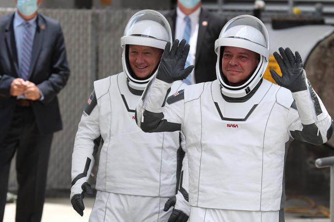 Astronavta Doug Hurley (levo) in Bob Behnken (desno) med včerajšnjo potjo proti raketi Falcon 9, ki je zaradi neugodnega vremena nazadnje ostala na tleh. Hurley je znan po tem, da je pilotiral vesoljsko plovilo Space Shuttle na svoji zadnji misiji leta 2011.  | Foto: Getty Images