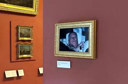 Fotografijo aretiranega nekdanjega princa Andrewa obesili v Louvru