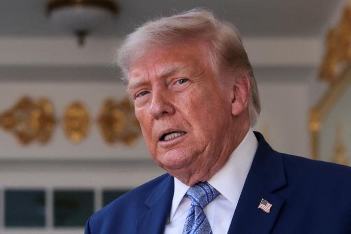 Donald Trump | "Z Islamsko republiko Iran ne potekajo in niso načrtovani nobeni pogovori. Pomorska blokada ostaja v polni veljavi. Hormuška ožina je odprta (...). Vse mine so bile odstranjene ali uničene," je na svojem omrežju Truth Social zapisal Trump. | Foto Reuters