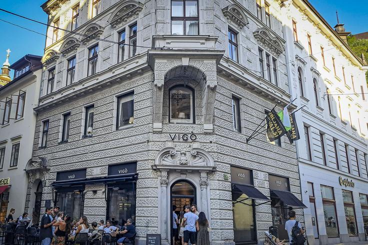 Vrsta čakajočih pred Vigòjem | Foto: M. L.