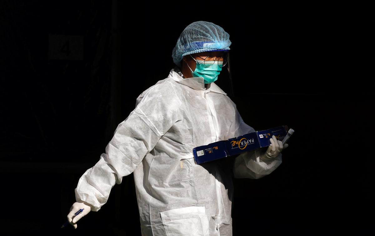 Koronavirus na Kitajskem | Moškega, ki je med prestajanjem karantene za osem sekund stopil iz sobe, so na Tajvanu kaznovali z okoli 3.500 ameriških dolarjev globe. | Foto Reuters