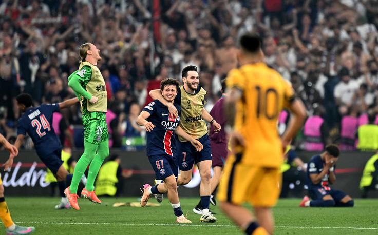Veselje nogometašev PSG, v objemu Joao Neves in Khvicha Kvaratskhelia, po zadnjem žvižgu sodnika Istvana Kovacsa. | Foto: Reuters