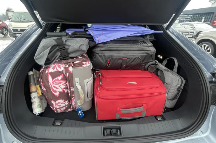 Ford mustang mach-e | Kadar prtljažnik polnimo na hitro, avtomobilski tetris kmalu postane neoptimalen. Prtljažnik je poln, kar pa ne pomeni, da je tudi varen za potnike v avtomobilu.  | Foto Gregor Pavšič