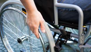 Gorenjska: z invalidskimi vozički vozijo kar po sredini ceste