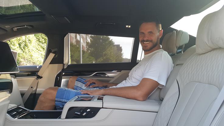 Z luksuzno BMW-jevo serijo 7 s podaljšano medosno razdaljo in motorjem V12 smo popeljali košarkarja Boštjana Nachbarja. | Foto: Gregor Pavšič