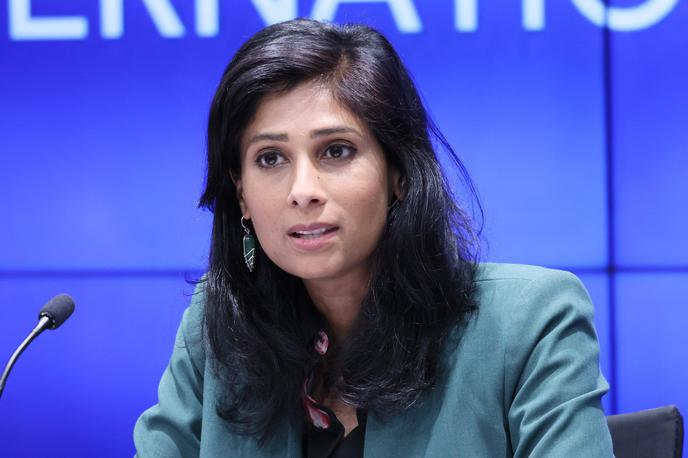 Gita Gopinath | Ameriška ekonomistka indijskega rodu Gita Gopinath je profesorica na univerzi Harvard, pred leti pa je bila glavna ekonomistka na Mednarodnem denarnem skladu (IMF) in tudi namestnica direktorja tega sklada. Zdaj se je lotila tudi preučevanja dozdajšnjih vplivov Trumpovih carin. Med drugim ugotavlja, da so dejanske carine nižje od zakonsko določenih. | Foto Reuters