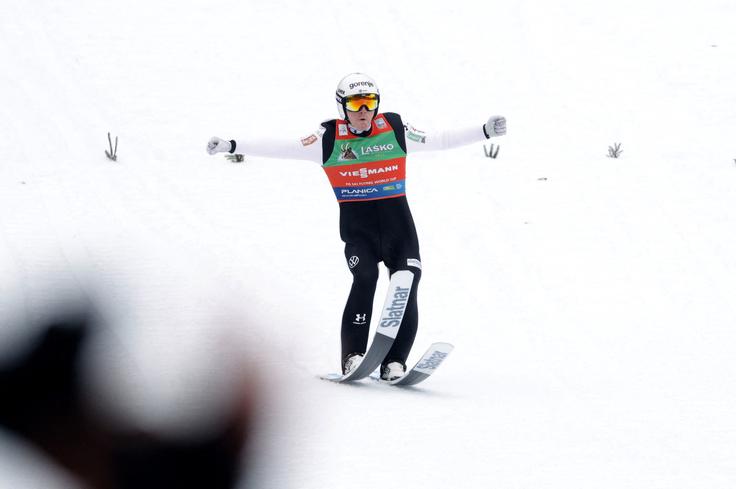 Ruud se je obregnil tudi ob dres Domna Prevca, v katerem je postavil svetovni rekord. Sprašuje se, kako je lahko dobil zeleno luč. | Foto: Reuters
