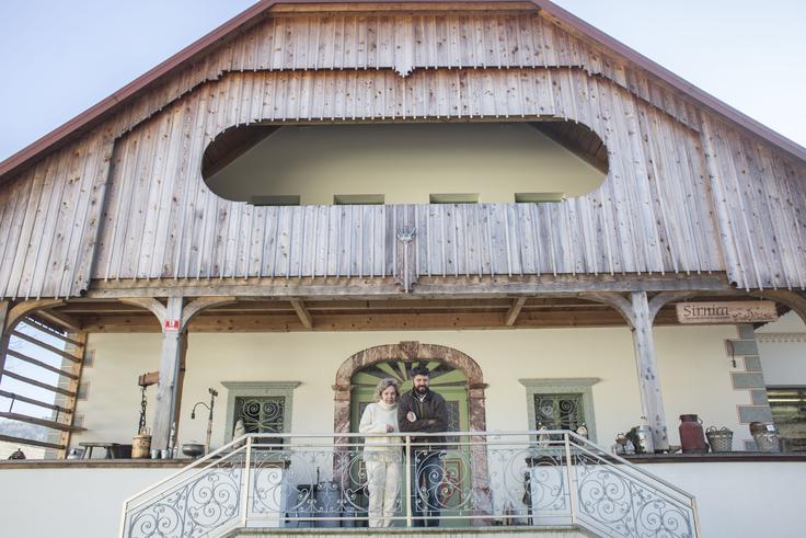 Sirnico, v kateri so novi proizvodni prostori in trgovina, so odprli leta 2013. "Želela sva narediti nekaj, v čemer se bodo našli vsi štirje najini otroci."  | Foto: Matej Leskovšek