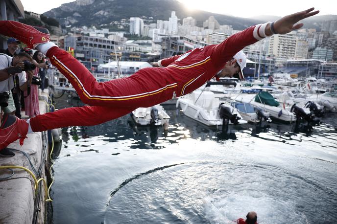 Monako Charles Leclerc Ferrari | Charles Leclerc je svojo prvo zmago na domači dirki proslavil s skokom v morje. | Foto Reuters