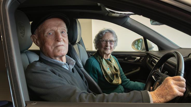 Simpatična Britanca, pripravljena za prvo vožnjo z lastnim porschejem | Foto: Porsche