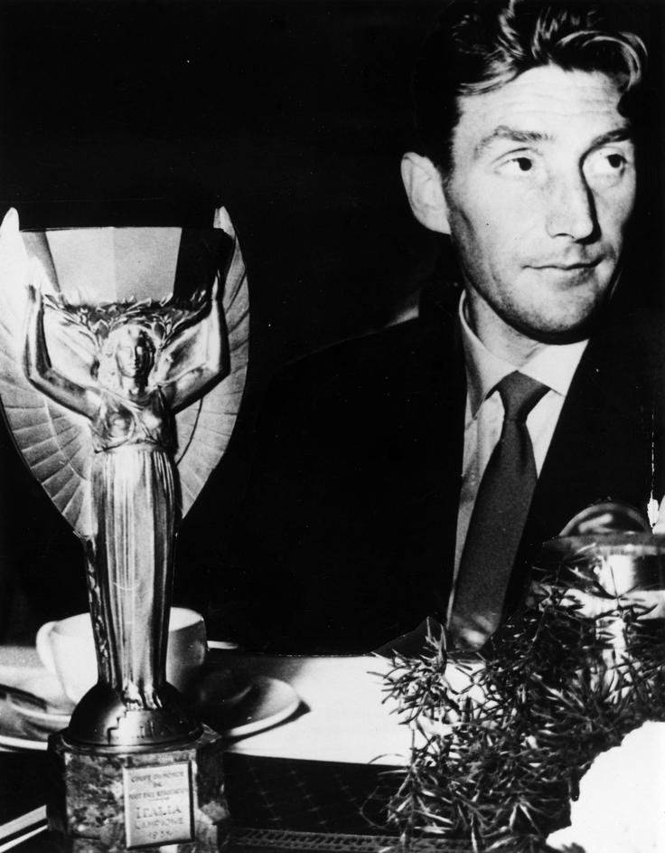 Fritz Walter s pokalom za svetovnega prvaka. | Foto: Guliverimage/Getty Images