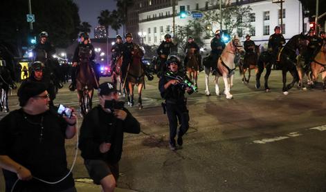 Zvezni sodnik v ZDA omejil Trumpov ukaz, v središču Los Angelesa uvedli policijsko uro