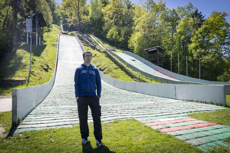 Smučarske skoke spremlja še danes. Navija za Anžeta Laniška, pa tudi za Primoža Rogliča, ki je – tako kot on – nekoč stal na skakalnici. | Foto: Bojan Puhek