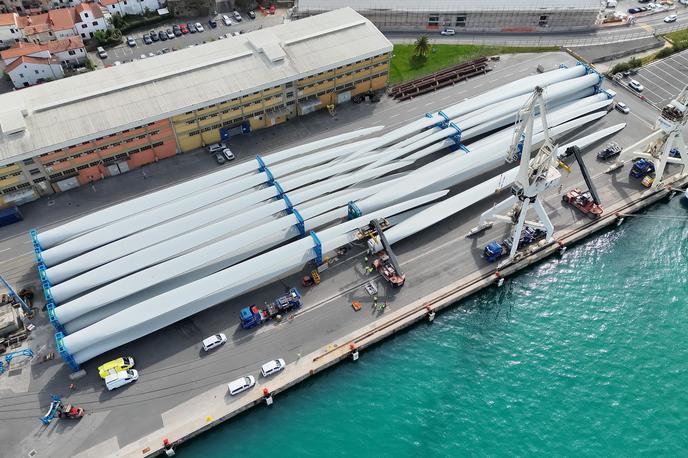 Luka Koper | V koprskem pristanišču so 25. marca začeli pretovarjati ladjo, ki je iz Kitajske pripeljala sestavne dele za sedem vetrnih elektrarn, namenjenih v Avstrijo. | Foto Luka Koper