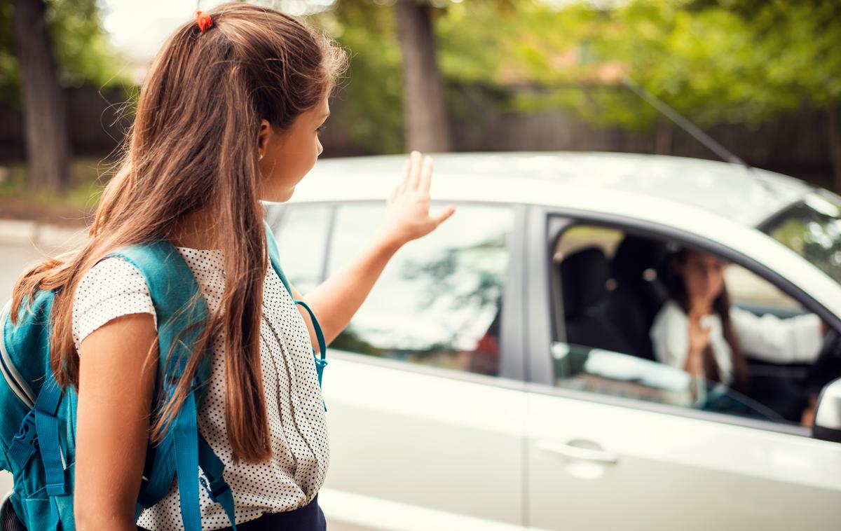 učenka, šolar, šola | Glede na obtožnico je 14-letnica prepričala tri leta starejšega fanta v grožnjo s plastičnim eksplozivom, tako da mu je na Snapchatu napisala: "Lahko to zdaj storiš?". Fotografija je simbolična.  | Foto Shutterstock