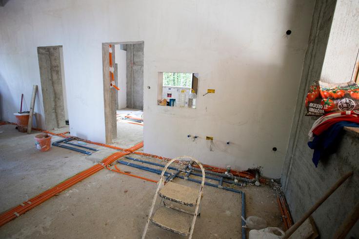 Na desni strani je okno, ki odpira pogled v kuhinjo, šank pa bo desno od vhoda na zunanji strani koče, zaščiten s streho, | Foto: Urban Urbanc/Sportida