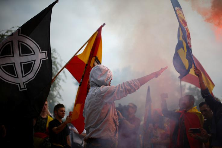Proti neodvisni Kataloniji je tudi španska skrajna desnica. Na fotografiji: pripadniki španske skrajne desnice na shodu proti osamosvojitvi Katalonije. | Foto: Reuters
