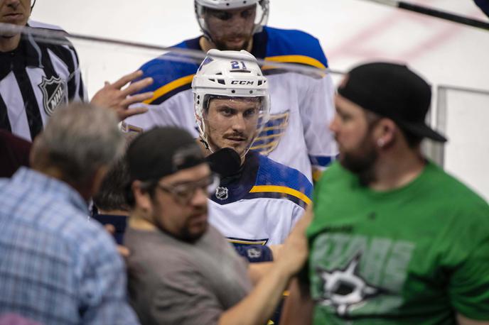 St. Louis pivo Dallas NHL | Neznan navijač Dallasa je vrgel na klop St. Louisa pivo in pošteno razhudil Tylerja Bozaka in njegove soigralce. | Foto Reuters