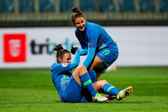 Ana Milović in Barbara Kralj | Ana Milović (desno) je bila v 42. minuti strelka slovenskega gola. | Foto Matic Klanšek Velej/Sportida