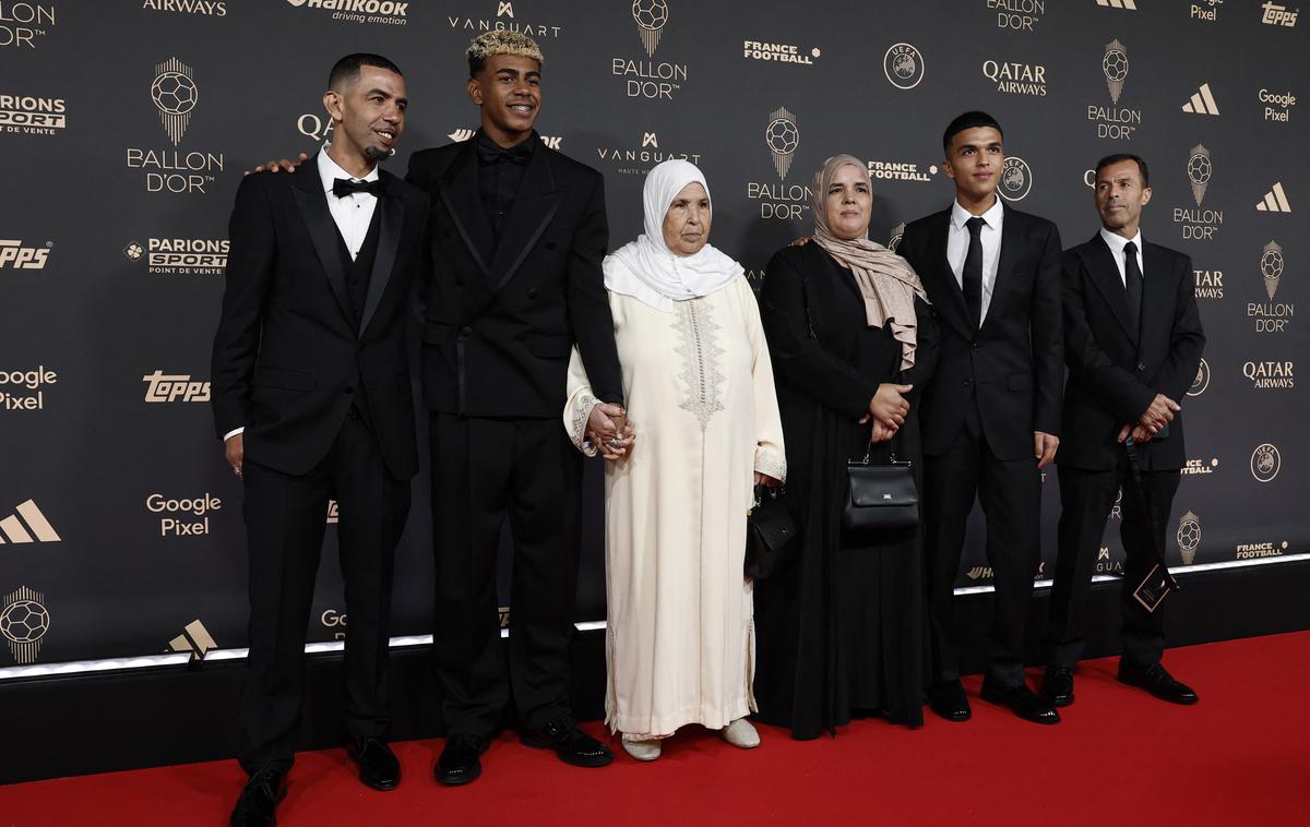 Lamine Yamal | Lamine Yamal je prispel v Pariz s številnimi sorodniki. Tako je poziral med očetom Mounirjem Nasraouijem, ki prihaja iz Maroka, in babico Fatimo. | Foto Reuters