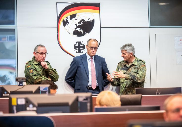 Nemški kancler Friedrich Merz si je zadal cilj, da bo Nemčija zgradila najmočnejšo konvencionalno vojsko v Evropi. Na fotografiji: Merz v pogovoru s Sollfrankom in vrhovnim poveljnikom nemške vojske, generalom Carstenom Breuerjem (levo). | Foto: Guliverimage