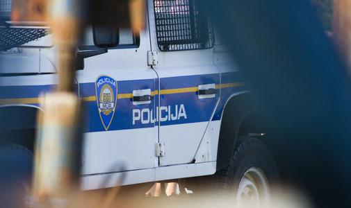 Poskus uboja: 26-letnik z ostrim predmetom nad 21-letno dekle