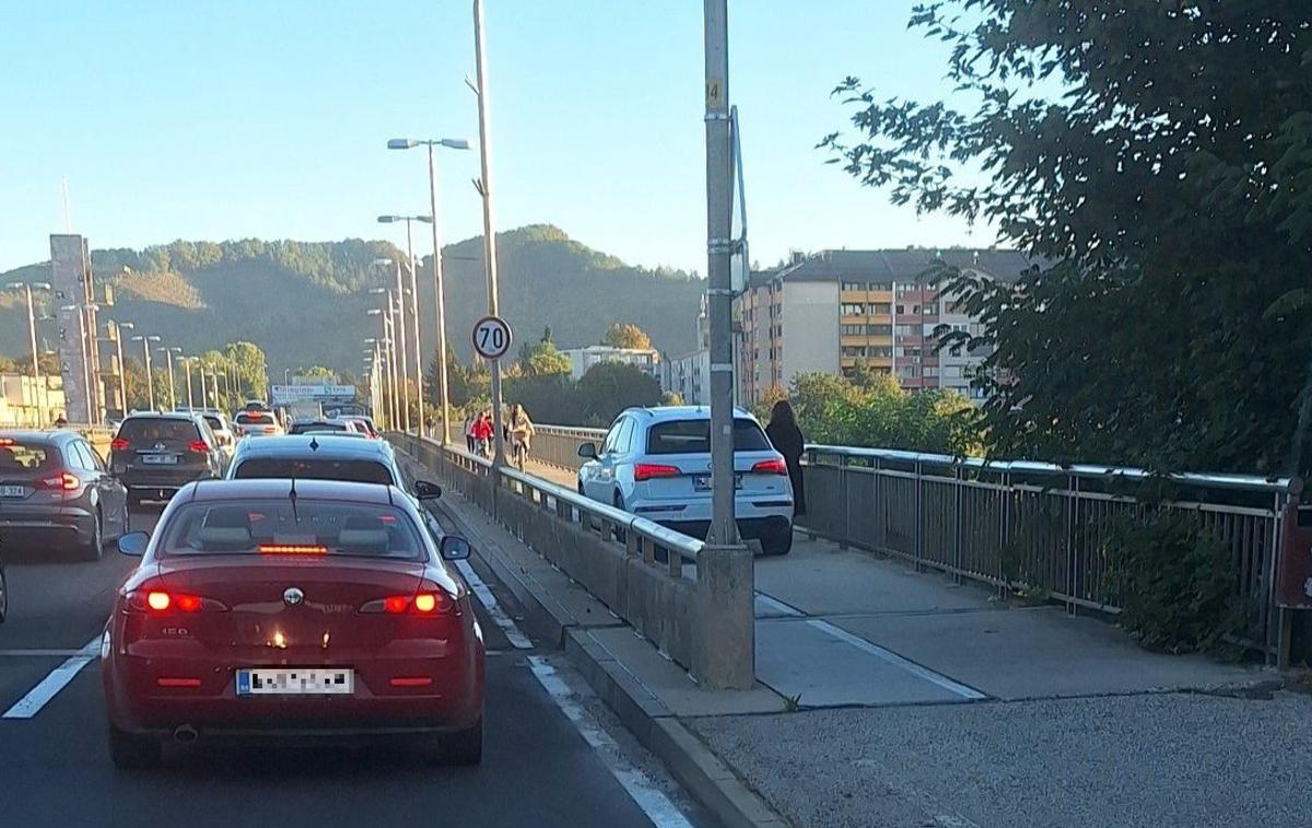 Koroški most | Na Koroškem mostu v Mariboru so pešci in vozniki zaradi ravnanja voznika audija ostali brez besed. | Foto Bralec lokalec.si