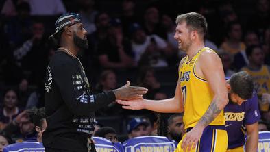 Luka Dončić čaral in navdušil na generalki, Lakersi po veliki drami brez zmage #video