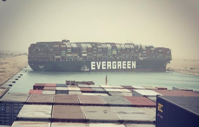 Tovorna ladja Ever Given je last družbe Evergreen in sodi med največje tovorne ladje na svetu. | Foto: 